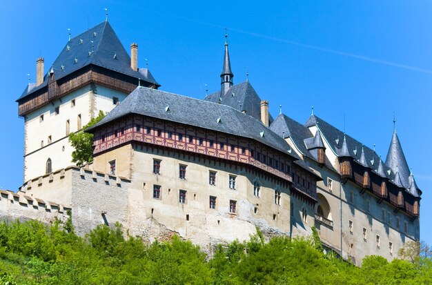 Historyczny średniowieczny zamek Karlstejn w Czechach