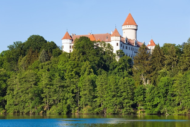 Historyczny średniowieczny zamek Konopiste w Czechach (Czechy środkowe, niedaleko Pragi) i letni staw w pobliżu