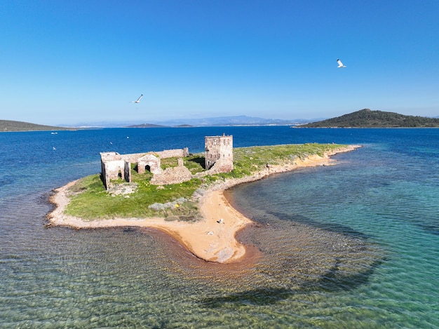 Historyczny starożytny klasztor na wyspie wokół plaży Patrica. Strzelanie z drona. (nazwa turecka; kizlar manastiri) Cunda - Ayvalik - Turcja