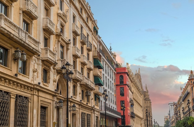 Hiszpania Kolonialna architektura Sewilli i kolorowe domy historycznego centrum miasta