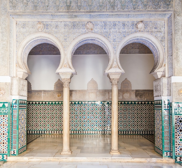 Hiszpania, region Andaluzji. Szczegóły Pałacu Królewskiego Alcazar w Sewilli.