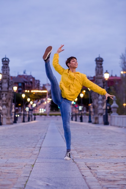 Hiszpanie młoda tancerka współczesna radosny rytm styl życia energiczny i zabawny taniec