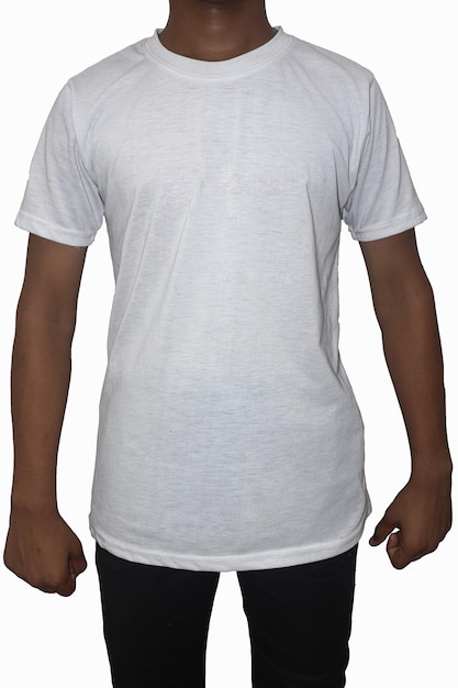 Hiszpanie młody człowiek ubrany w białą koszulkę dorywczo makiety do nadruku na koszulce