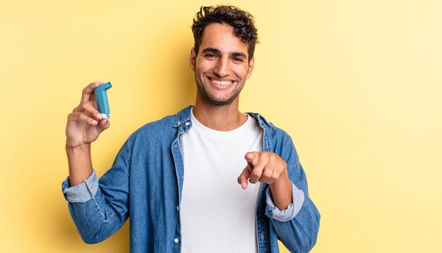 Hiszpanie, przystojny mężczyzna, wskazując na aparat wybierając ciebie. koncepcja astmy