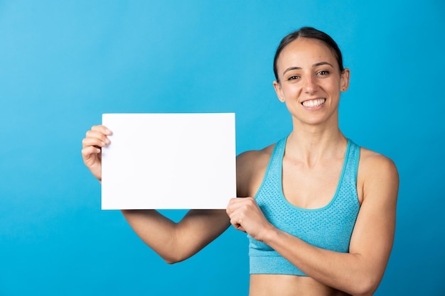 Zdjęcie hiszpanka pokazująca białą kartkę papieru