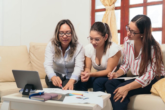 Hiszpanka Rozmawiająca Na Spotkaniu W Coworkingu