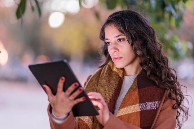 Hiszpańska bizneswoman pewny siebie przedsiębiorca z ekranem dotykowym tabletu w kolorach jesieni toledo