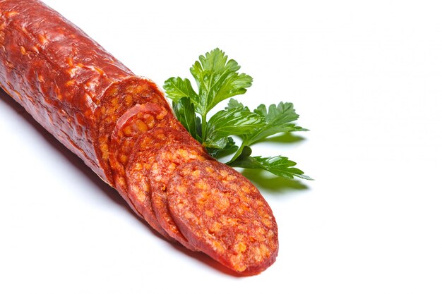 Hiszpańska chorizo kiełbasa na biel powierzchni