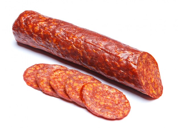 Hiszpańska chorizo kiełbasa na biel powierzchni