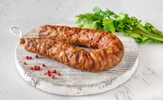 Hiszpańska Kiełbasa Chorizo Na Białym Tle