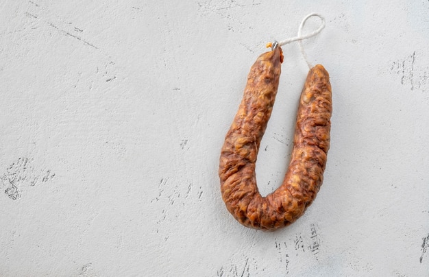 Hiszpańska kiełbasa chorizo na białym tle