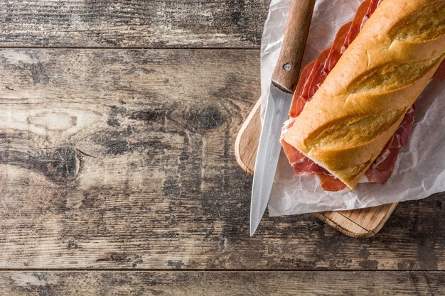 Hiszpańska serrano baleronu kanapka na drewnianym stole, odgórny widok