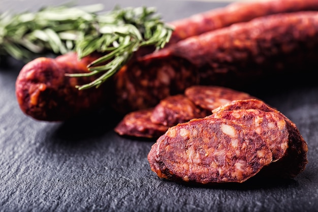 Hiszpańska tradycyjna kiełbasa chorizo ze świeżymi ziołami, papryką czosnkową i papryczkami chili