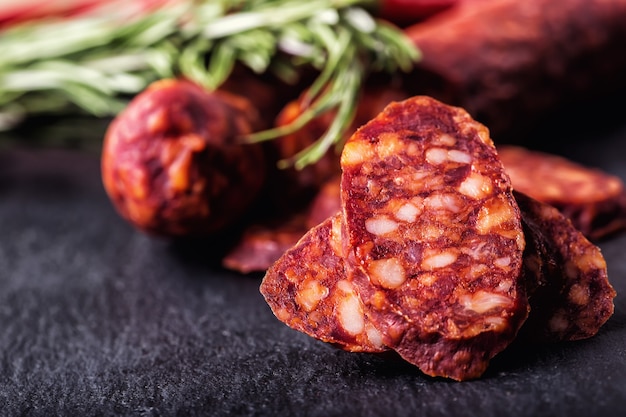 Hiszpańska tradycyjna kiełbasa chorizo ze świeżymi ziołami, papryką czosnkową i papryczkami chili