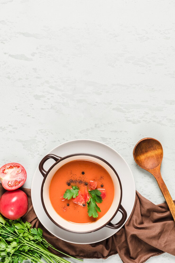 Hiszpańska zimna zupa gazpacho z pomidorami i świeżymi ziołami