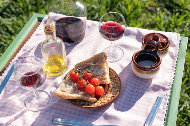 Zdjęcie hiszpański danie przystawka z winem na piknik w ogrodzie o zachodzie słońca