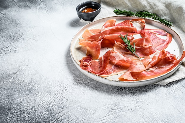 Hiszpański jamon Serrano, szynka. Płyta antipasto., Widok z góry