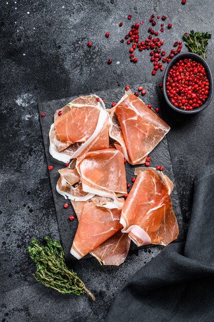 Hiszpański jamon Serrano z tymiankiem, szynką peklowaną. Widok z góry