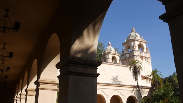 Hiszpański kolonialna architektura odrodzenia łuki i kolumny park san diego balboa