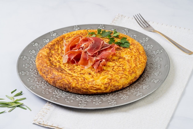 Zdjęcie hiszpański omlet z szynką serrano