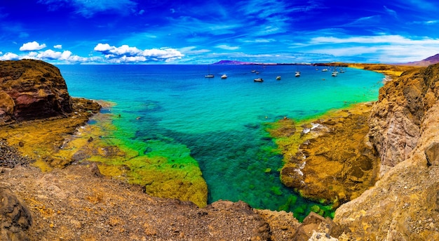 Hiszpański Zobacz malowniczy krajobraz w Papagayo, Playa Blanca Lanzarote, Tropikalne wulkaniczne Wyspy Kanaryjskie.