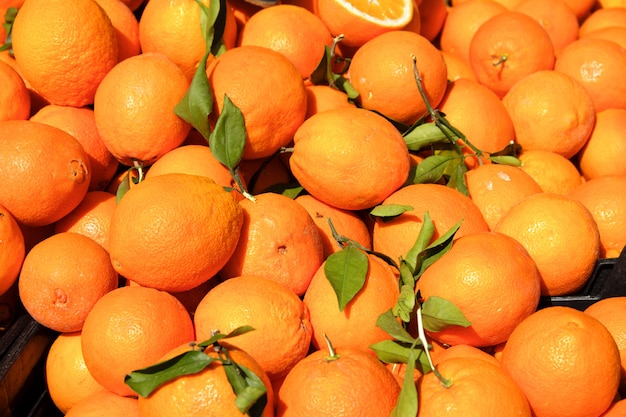 Hiszpańskie świeże pomarańcze na targu w południowej Hiszpanii