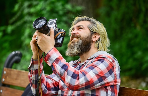 Hobby I Zawód Zawodowy Koncepcja Ustawień Aparatu Znajdź Idealny Kąt Fotograf Używa Starego Aparatu Brodaty Mężczyzna Hipster Robi Zdjęcie Człowiek Z Retro Aparatem Fotografia We Współczesnym życiu