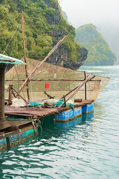 Hodowla ostryg w pływającej wiosce rybackiej Ha Long Bay, Wietnam, Azja