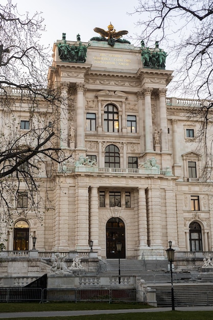 Hofburg to zimowa rezydencja austriackich Habsburgów i główna siedziba dworu cesarskiego w parku Pałacu Wiedeńskiego