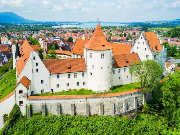 Hohes Schloss Fussen lub gotycki wysoki zamek biskupów z lotu ptaka, Niemcy. Hohes Schloss leży na wzgórzu nad starym miastem Fuessen w Szwabii.