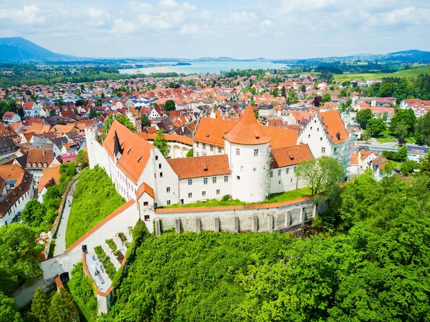 Hohes Schloss Fussen lub gotycki wysoki zamek biskupów z lotu ptaka, Niemcy. Hohes Schloss leży na wzgórzu nad starym miastem Fuessen w Szwabii.