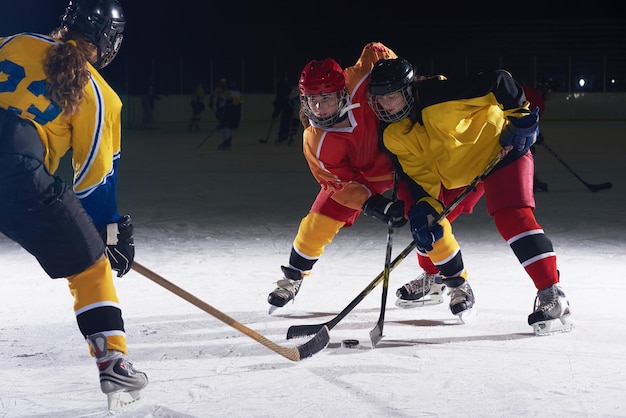 hokejowi sportowcy w akcji, koncept zawodów biznesowych, nastolatki na treningu