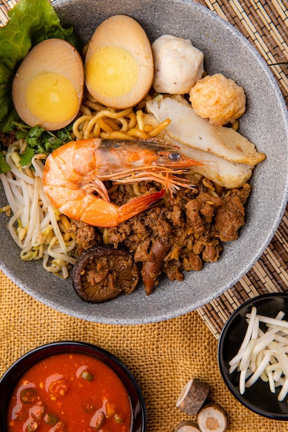 Hokkien mee są wrzucane do smalcu wieprzowego i podawane z rybnymi kuleczkami z krewetkami