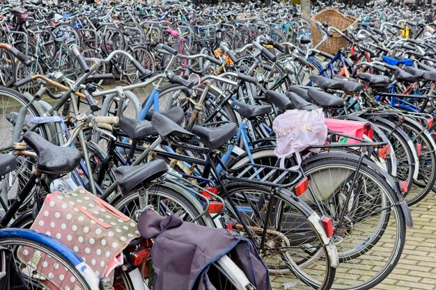 Holandia, Amsterdam; 09.10.2011, parking rowerowy przy Dworcu Centralnym - OD REDAKCJI