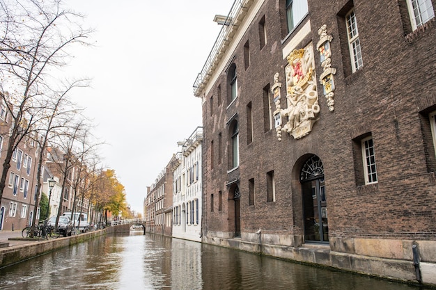 Holandia Delft Październik 2022 Dom z herbem Hotel Arsenaal w pobliżu kanału w Delft