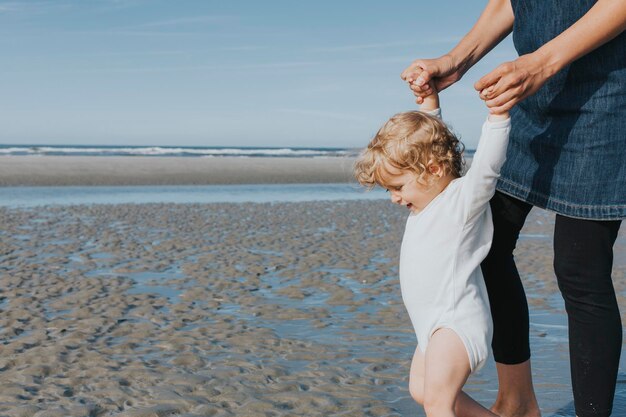 Holandia, Schiermonnikoog, matka z małą córeczką na plaży