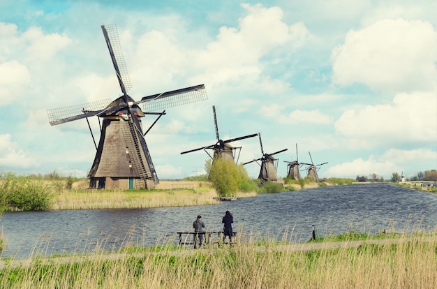 Holandia Tradycyjny Wiatraczek Krajobraz Przy Kinderdijk Blisko Rotterdam W Holandiach.