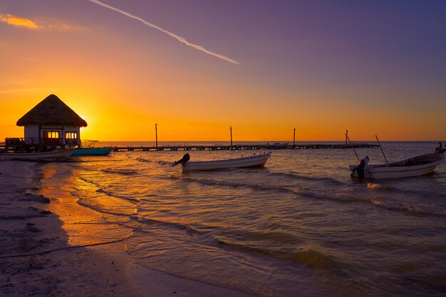 Holbox Wyspa molo chaty zmierzchu plaża w Meksyk