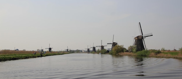 Holenderski krajobraz z wiatrakami