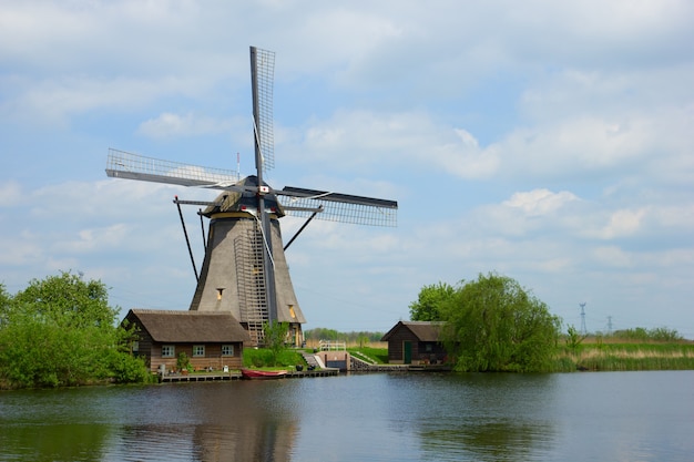 Holenderskie wiatraki na brzegu rzeki, Kinderdijk, Holandia