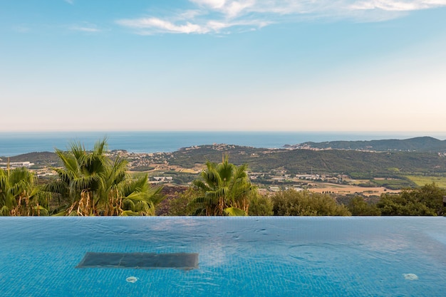 Holiday Lifestyle Swimming Space Luksusowy odkryty basen na świeżym powietrzu z pięknym widokiem na morze na Costa Brava Hiszpania