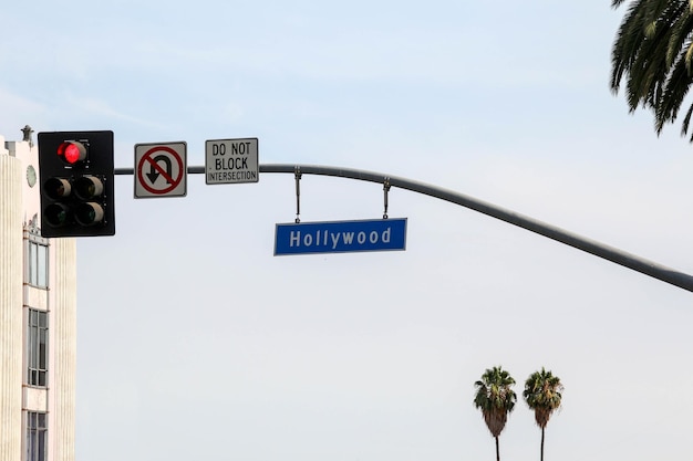 Hollywood Boulevard Blvd znak na czerwonym świetle sygnalizacji świetlnej