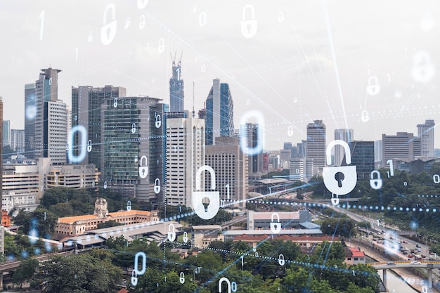 Hologram ikon kłódek nad panoramicznym widokiem na Kuala Lumpur w celu ochrony biznesu Malezja Azja Koncepcja tarcz bezpieczeństwa informacji Podwójna ekspozycja