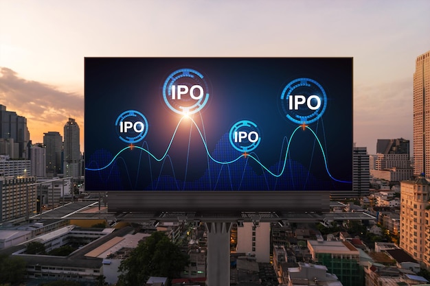 Hologram ikony IPO na billboardzie drogowym nad zachodem słońca panorama miasta widok na Bangkok Centrum pierwszej oferty publicznej w Azji Południowo-Wschodniej Koncepcja przekroczenia możliwości biznesowych