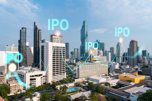 Hologram ikony IPO nad panoramą Bangkoku centrum pierwszej oferty publicznej w Azji Koncepcja przekraczania możliwości biznesowych Podwójna ekspozycja