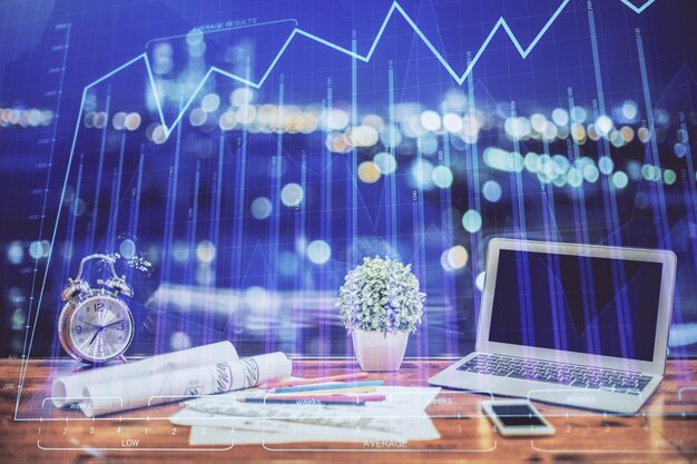 Hologram wykresu Forex na stole z tłem komputera Podwójna ekspozycja Koncepcja rynków finansowych