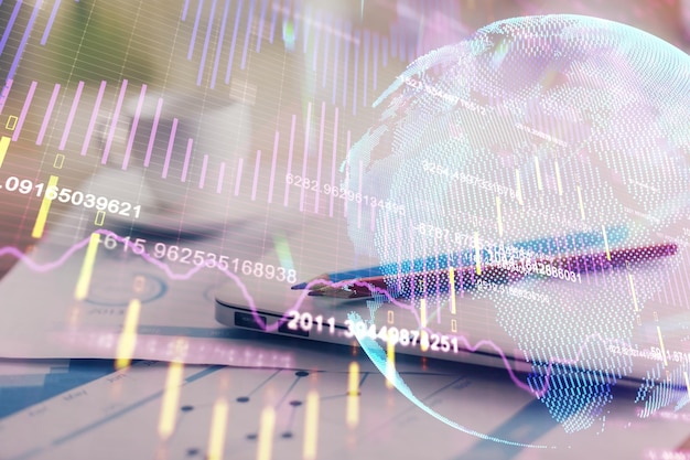 Hologram wykresu Forex na stole z tłem komputerowym Podwójna ekspozycja Koncepcja rynków finansowych