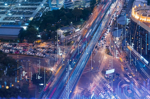 Hologram wykresu FOREX nad ruchliwym ruchem drogowym w nocy w Bangkoku rozwinięta lokalizacja dla badaczy giełdy w Azji Południowo-Wschodniej Koncepcja analizy fundamentalnej Podwójna ekspozycja