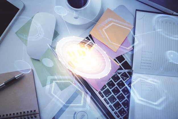 Hologramy tematyczne Blockchain rysunki na komputerze na tle pulpitu widok górny Wielokrotna ekspozycja Koncepcja kryptoekonomii