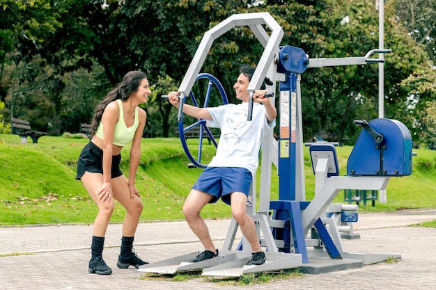 hombre y mujer entrenando en el parque haciendo ejercicio